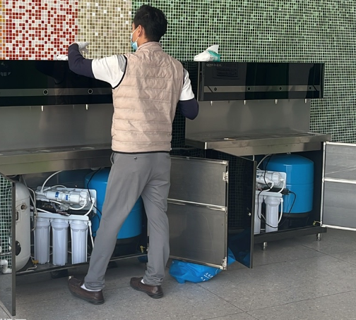 清水源维保人员进行饮水设备清洗消毒作业