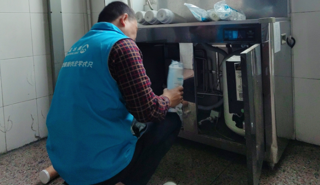 清水源维保人员在跟换滤芯 清水源维保人员在跟换滤芯